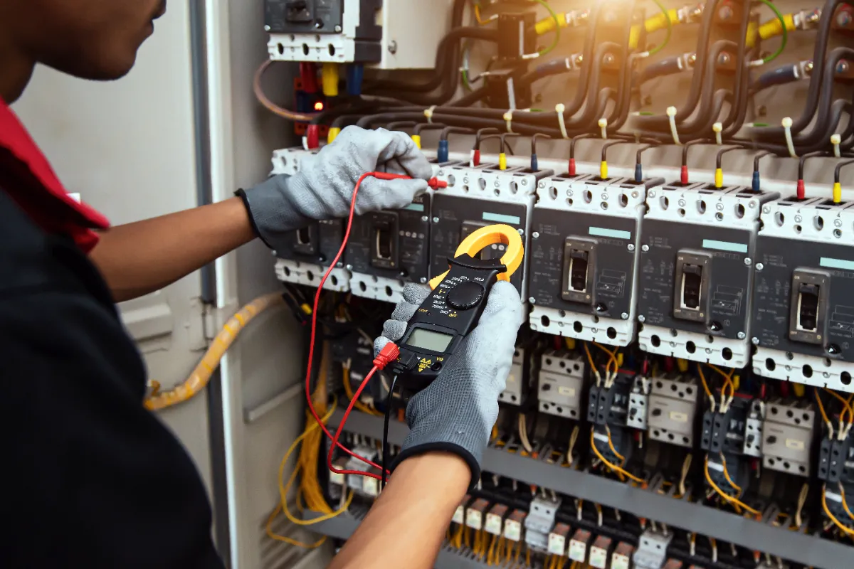 บำรุงรักษาระบบไฟฟ้าแรงสูง vs แรงต่ำ: ความแตกต่างและจุดที่ต้องระวังเป็นพิเศษ